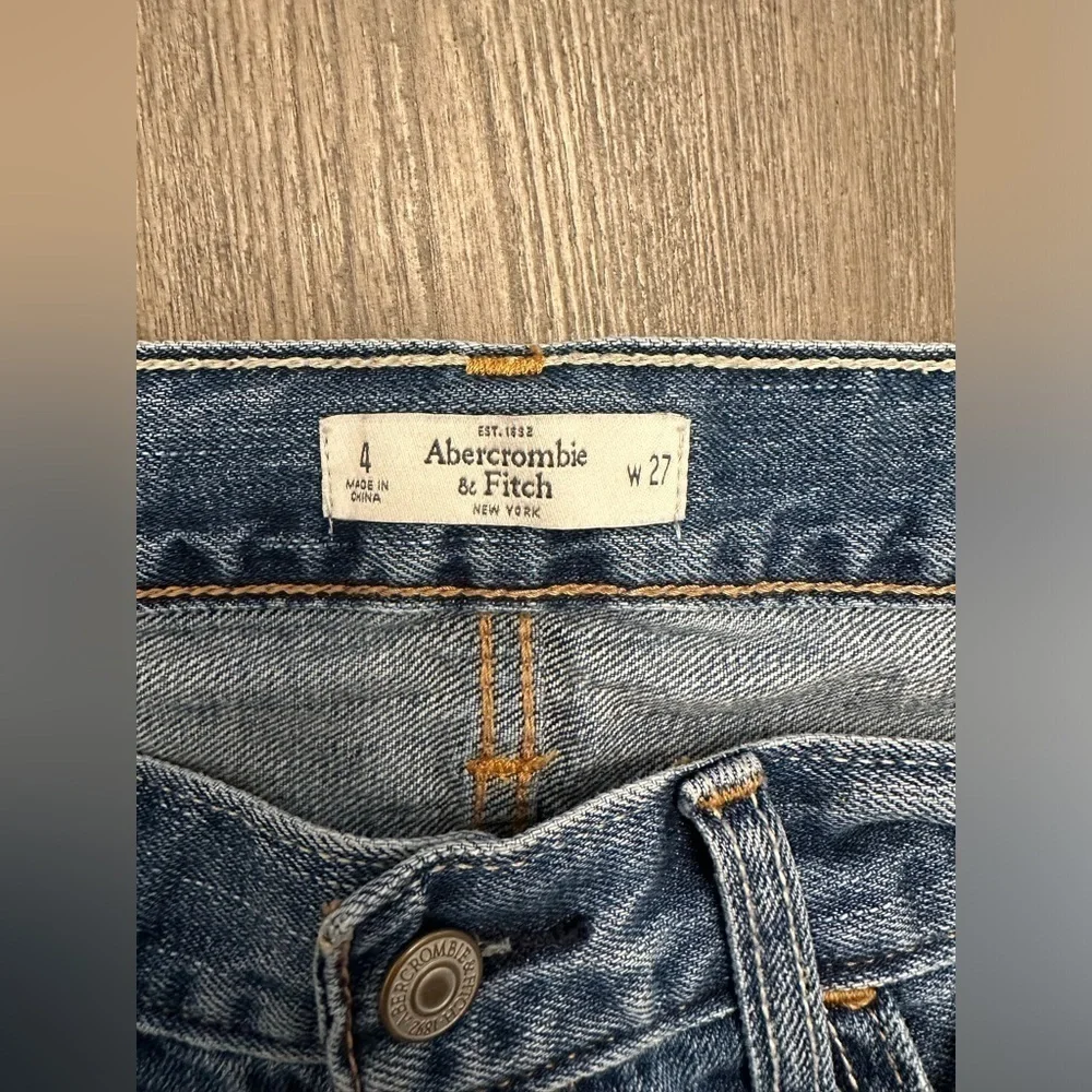 ABERCROMBIE AND FITCH DISTRESSED SKINNY JEANS - Size 27 / 4